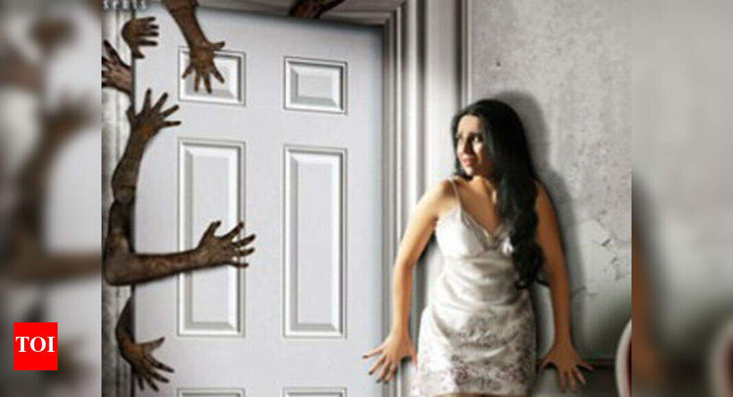 Machhli Jal Ki Rani Hai: When horror grips a happy family | Hindi Movie ...