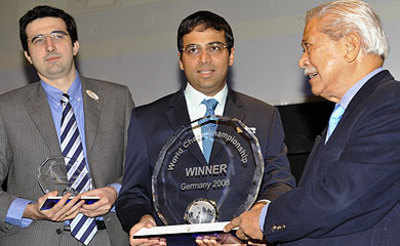 Viswanathan Anand (R, India) and Vladimir Kramnik (L, Russia) are pictured  during a press conference after the tenth match of the World Chess  Championship 2008 at 'Bundeskunsthalle' in Bonn, Germany, 27 October