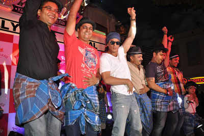 Shah Rukh Khan's 'lungi dance' with kids on Father's Day in Mumbai