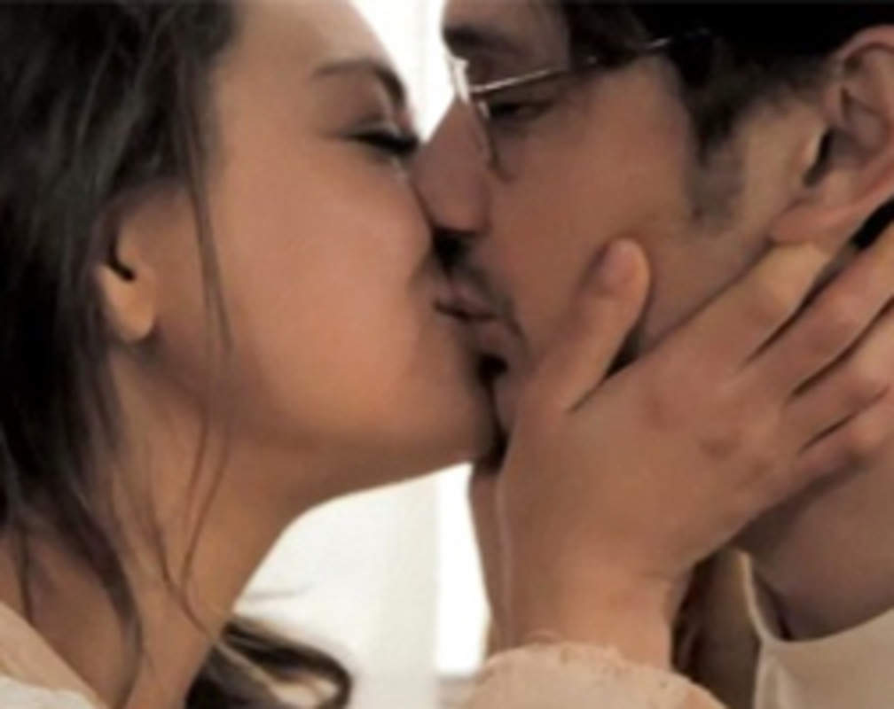 
Mila Kunis and James Franco enjoy passionate kiss
