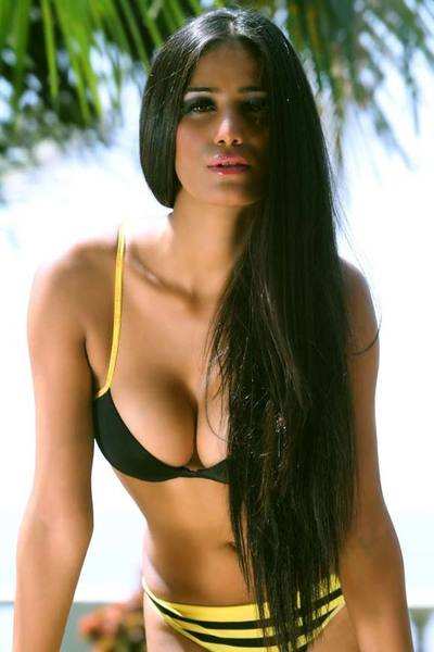 Poonam Pandey does a seductive dance for FIFA World Cup