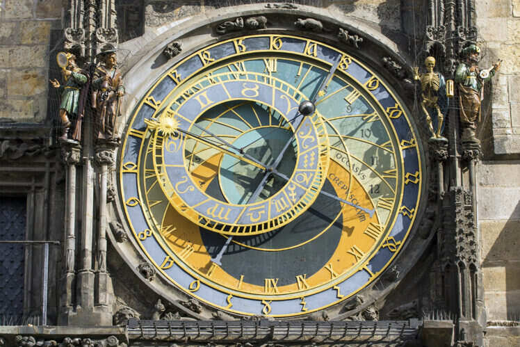 Decipher a 15th century clock
