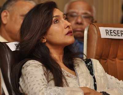 Rituparna tears up as Tollywood mourns Anjan Das