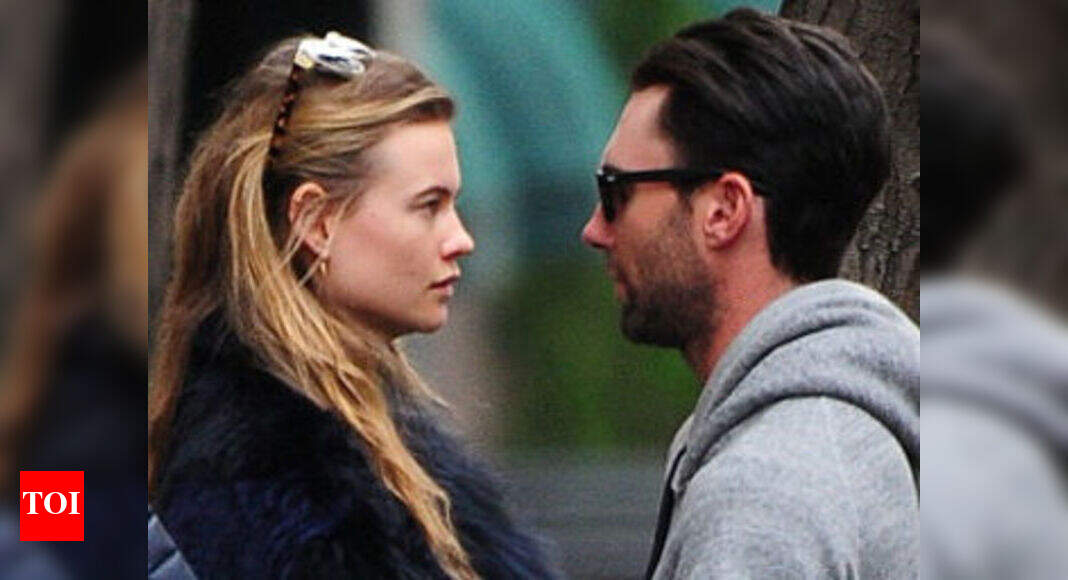 Adam Levine proposed to model Behati Prinsloo on two knees English