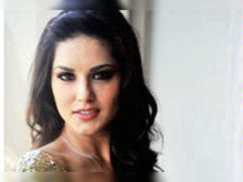 Sunny Leone heads to LA | Telugu Movie News - Times of India