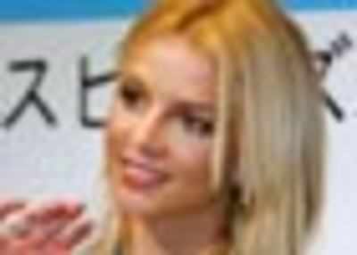 Madge tempts Britney back into kabbalah