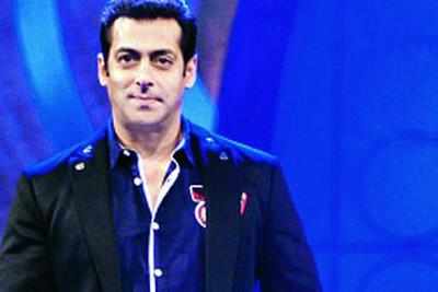What is Salman's Eid gift to his mom?