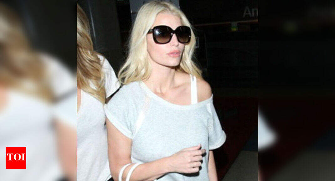 Topher Grace Jessica Simpson Dons Custom Carolina Herrera Gown At Wedding English Movie News Times Of India