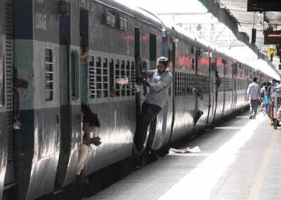 Railway Budget 2014: Nizamuddin can't cope with rush