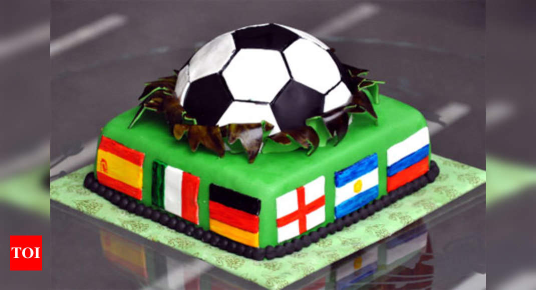 Girls Football Cake Decoration online bestellen | Party Spirit