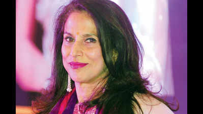 Shobhaa De adresses audience at a talk show organised by the Ficci Flo, Jaipur