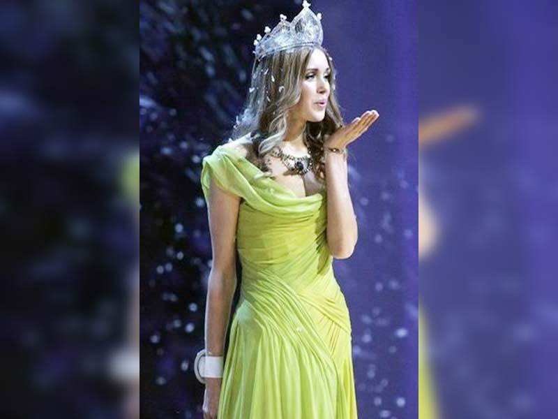 Kseniya Sukhinova From Russia Blows A Kiss After She Was Crowned Miss World 2008 After Beating 9513