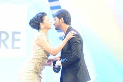 Shruti Haasan and Gautham kiss at Filmfare
