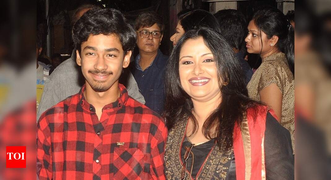 Kaushik Sen's wife and son play lovers on stage Bengali Movie News