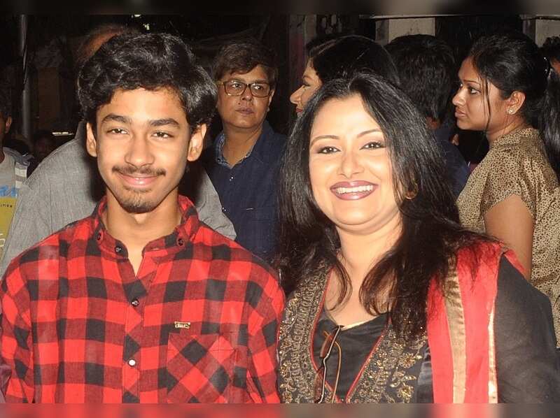 Kaushik Sen's wife and son play lovers on stage Bengali Movie News