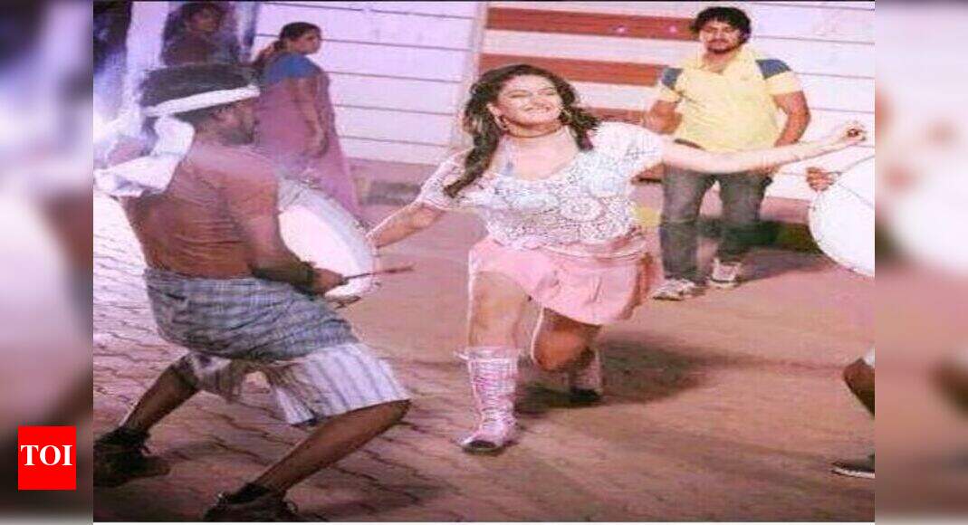 Ragini Dwivedi snapped dancing on the footpath | Kannada Movie News ...