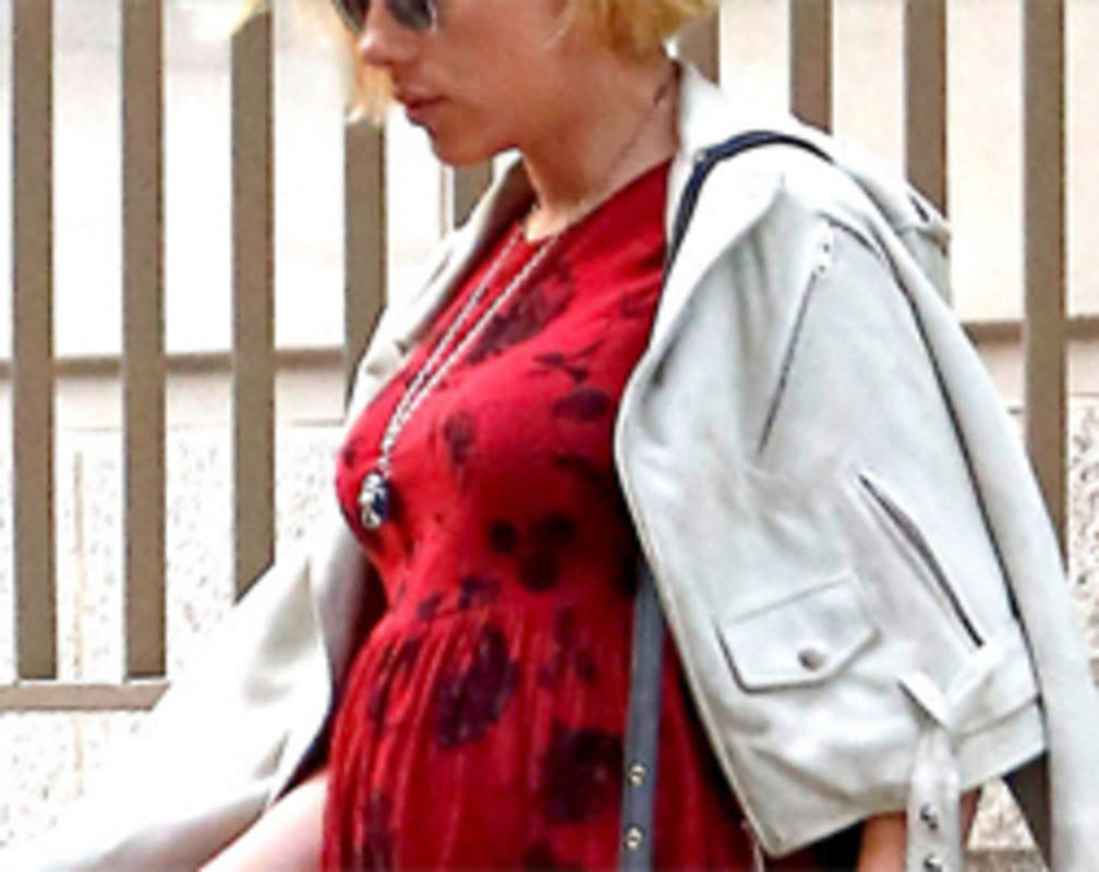 
Scarlett flaunts her baby bump
