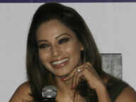 Bipasha rubbishes allegations of snubbing KSG