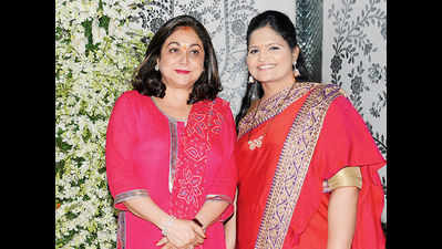 Tina Ambani at Dagdu Sheth Ganpati in Pune to offer aarti