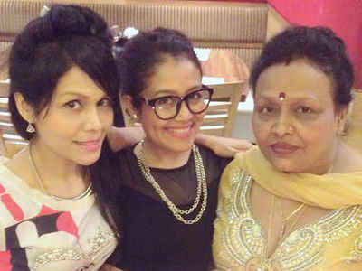 Neha Kakkar celebrates her mom's birthday!
