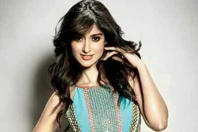 Ileana touched by a fan's gesture