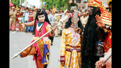 Jaipurites enjoyed the Rajasthan’s famous Teej procession from Tripoliya gate to Pondrik Garden in Jaipur