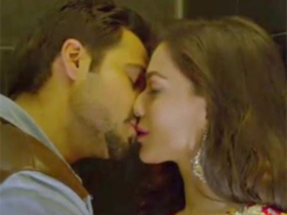 Humaima malik kiss