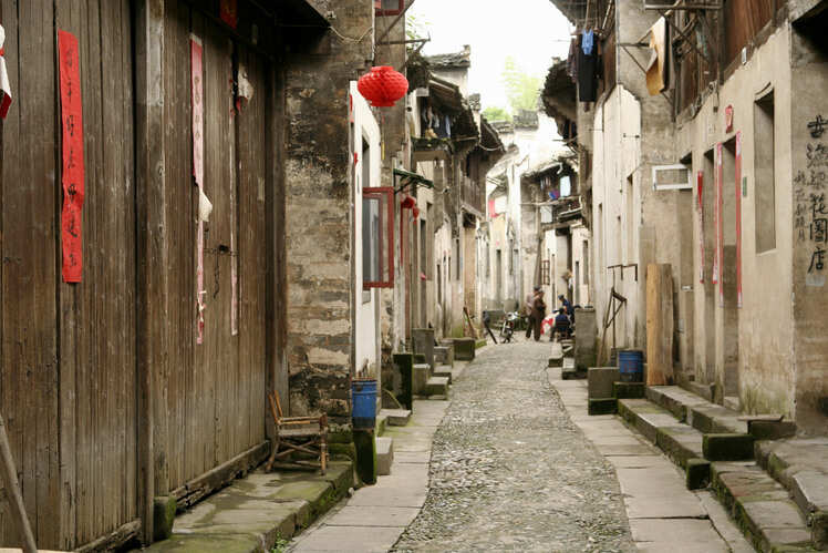 Stroll around hutong alleyways