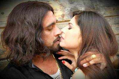 Jeet and Komal's kiss in Aatank