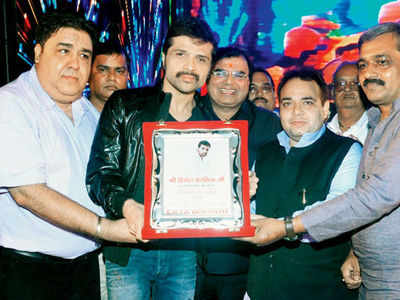 Himesh Reshammiya honoured by Ekta Mission at the grand finale of Singer Sitaron Ki Khoj