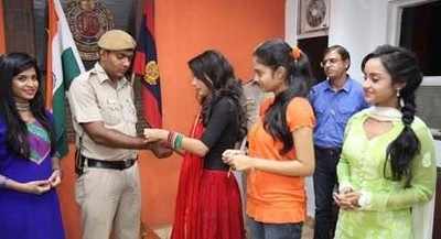 Delhi cops turn bhaiyyas for TV’s Shastri sisters on Rakhi