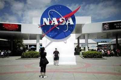 Nasa 'vintage' spacecraft makes lunar flyby