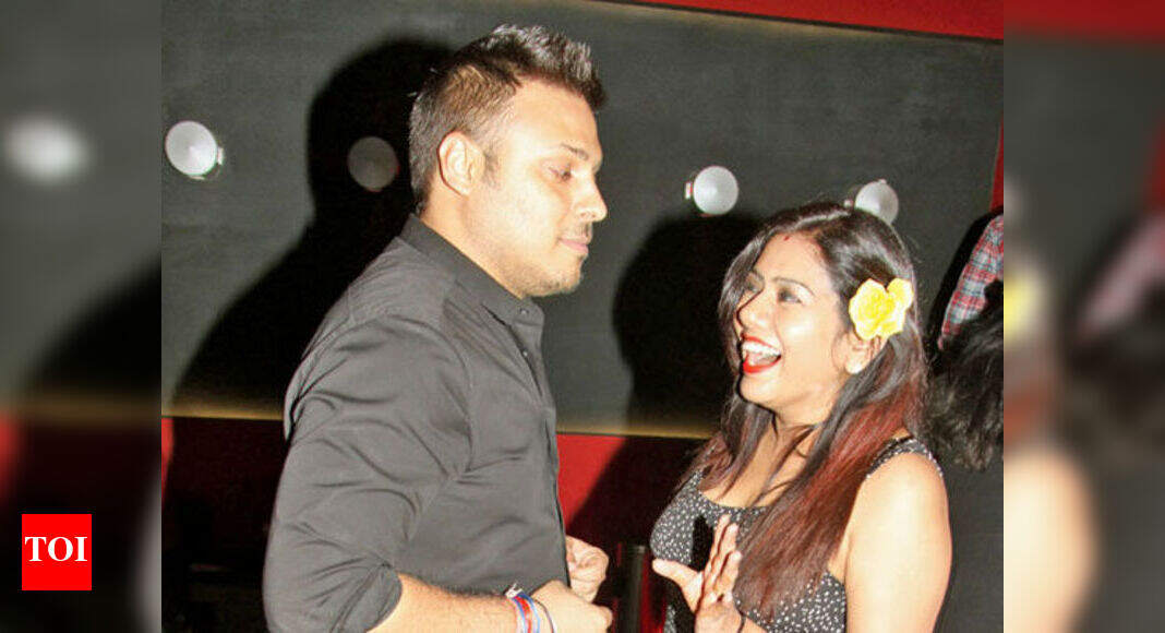 Vicky Gupta hosts a birthday bash for wife Anuradha at a discotheque in ...