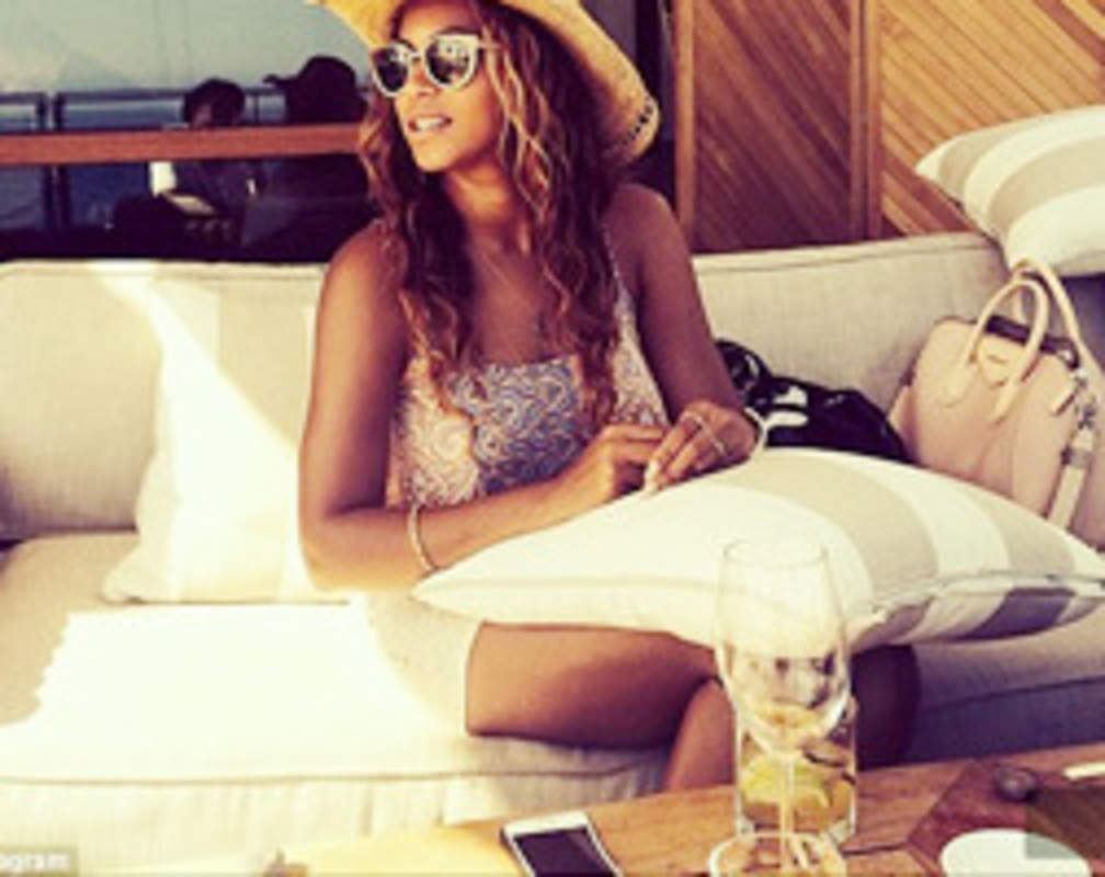 
Beyonce photoshops her Instagram pic again!
