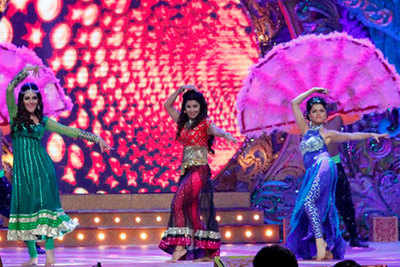 Kavita Kaushik, Debina Bonnerjee unite on dance floor at SAB Ke Anokhe Awards 2014