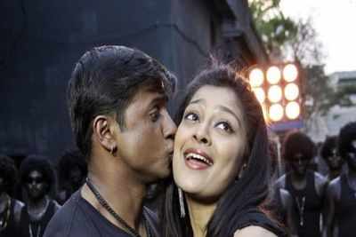 Duniya Vijay caught kissing Soundarya Jayamala