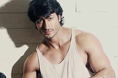 Vidyut Jammwal indulges in an extreme sport with his best aerial acrobatic  crew