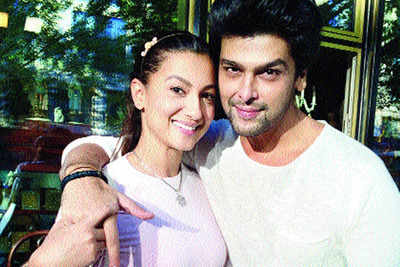 Gauahar Khan meets Kushal Tandon's parents in Lucknow - Times of India