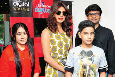 Priyanka Chopra meets the winners of the Reliance Digital Contest at the Reliance Digital Store
