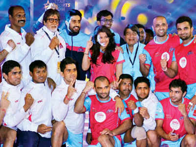 Amitabh Bachchan, Aishwarya Rai Bachchan and Abhishek Bachchan with the Jaipur Pink Panthers