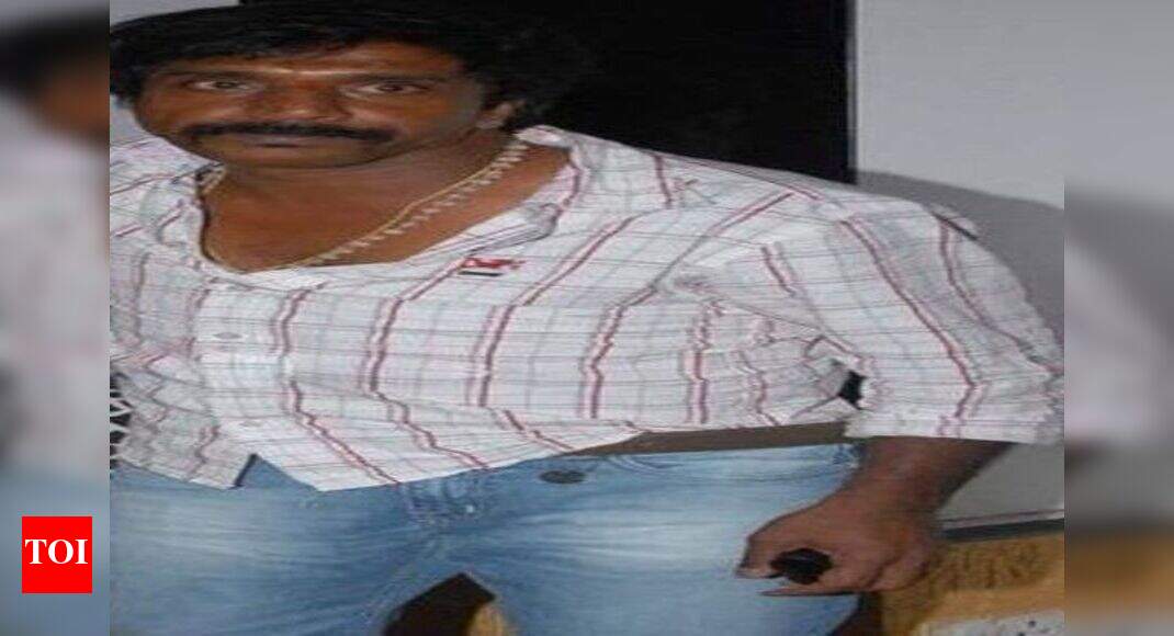 Om Prakash Rao gets beaten up in Srirangapattina | Kannada Movie News ...