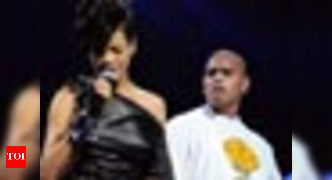 What sparked Rihanna, Chris feud? | English Movie News - Times of India