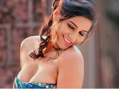 Rebekka erotik chizmalar yaratuvchi rassomdir.