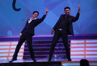 Catch SRK dance with Dev on TV