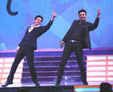 Catch SRK dance with Dev on TV