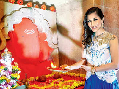 Sophie Choudry celebrates Ganpati with Times Utsav Moorti Sanman Contest