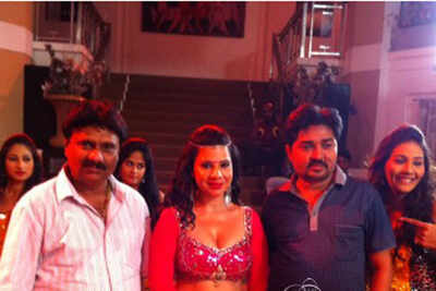 Was Sambhavna a bar dancer in her previous life?