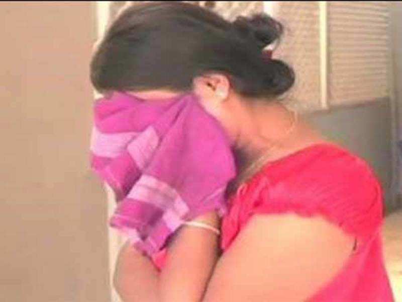 Actress Divya Sri caught in sex scandal: Divya Sri, who acted in the Telugu film B Tech Babu has been caught by Police for being involved in prostitution racket in a house in Guntur