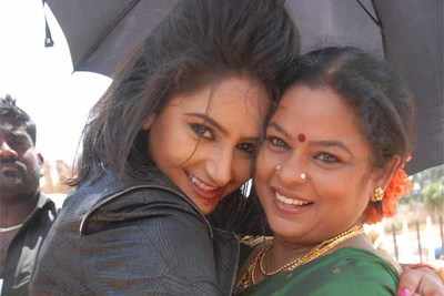 Ragini bonds with Padmaja Rao on the set of Veera Ranachandi