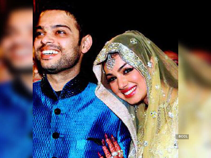 Ayesha’s father missing at her wedding  Hindi Movie News  Times of India
